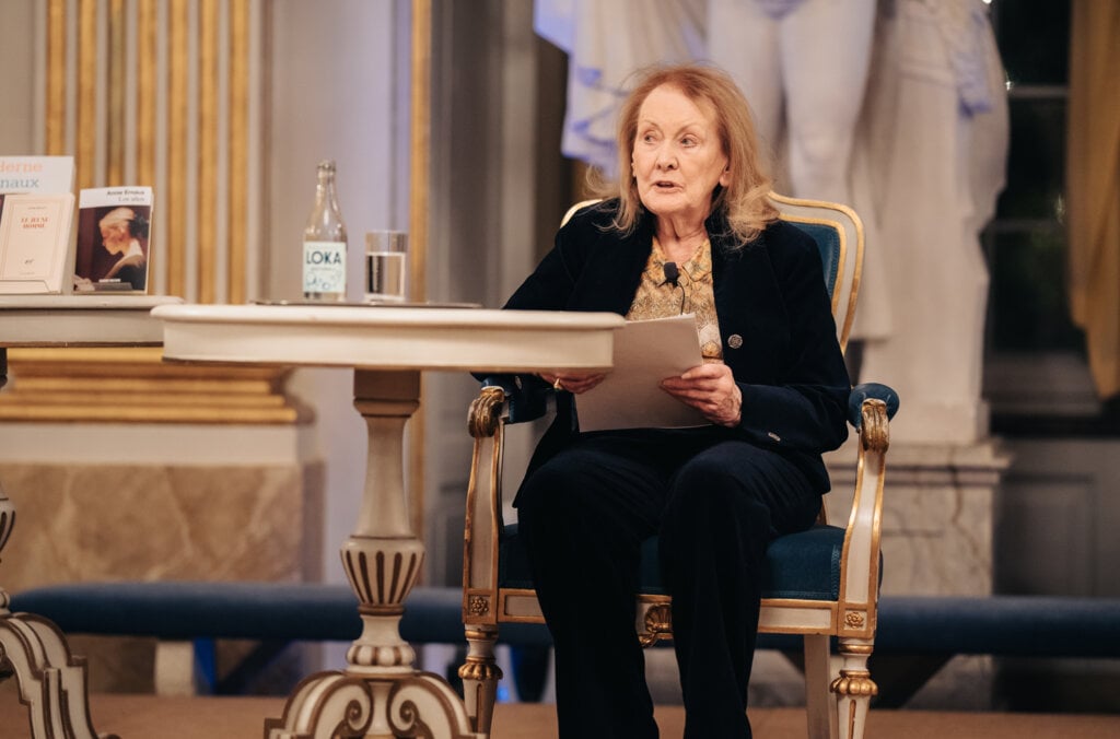 Annie Ernaux delivering her Nobel Prize lecture