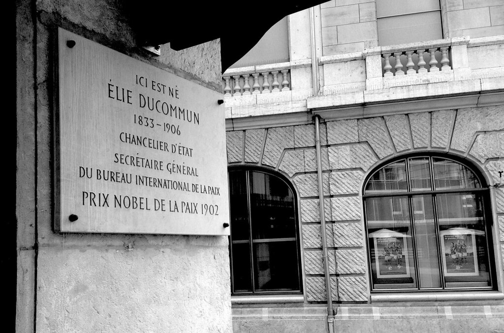 Commemorative plaque on the birthplace of Elie Ducommun