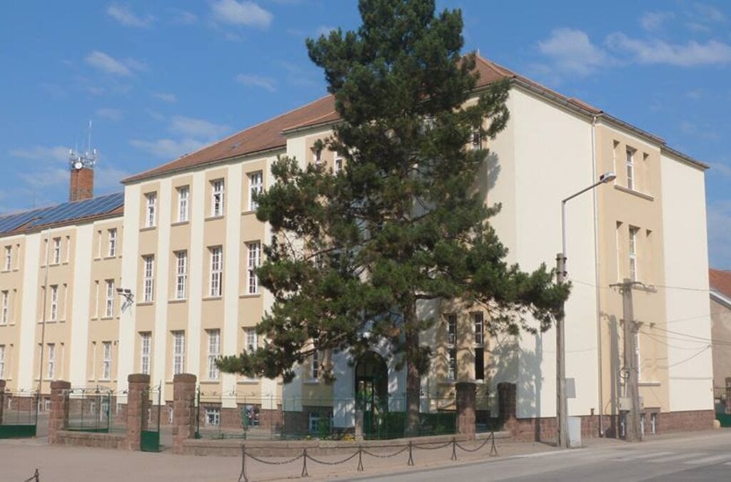 Radnóti Miklós Ált Isk Mór.jpg