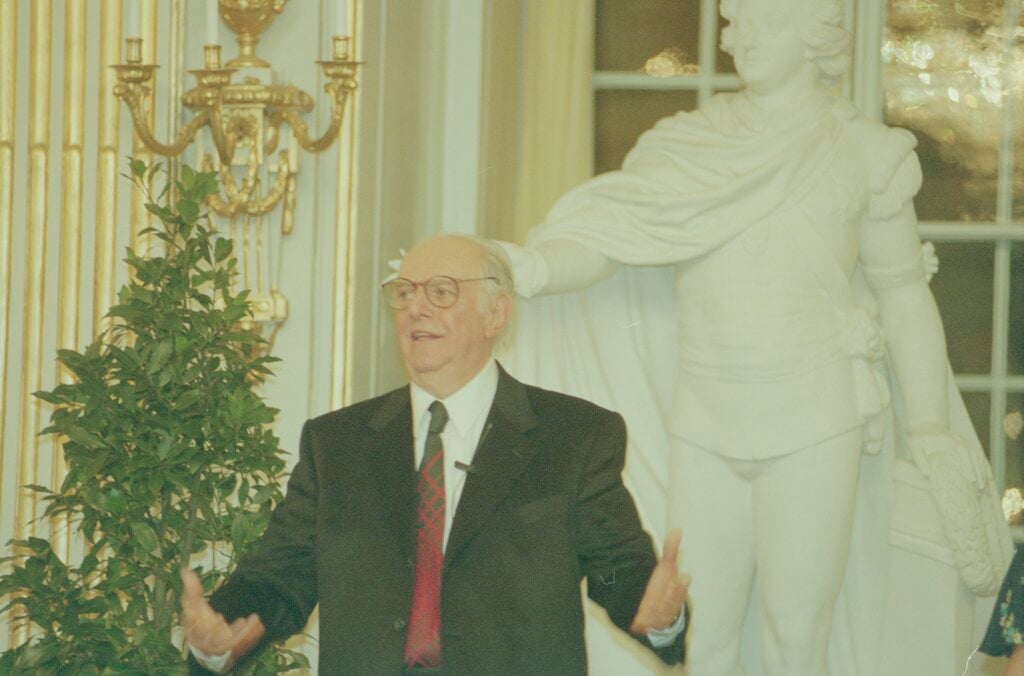 Dario Fo delivering his Nobel Lecture