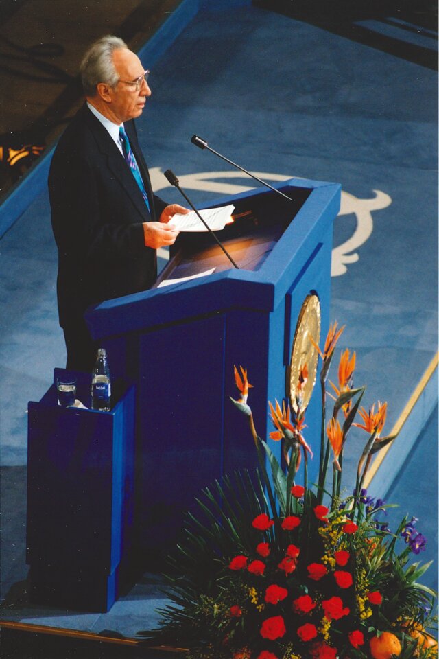 Shimon Peres delivering his Nobel Prize lecture