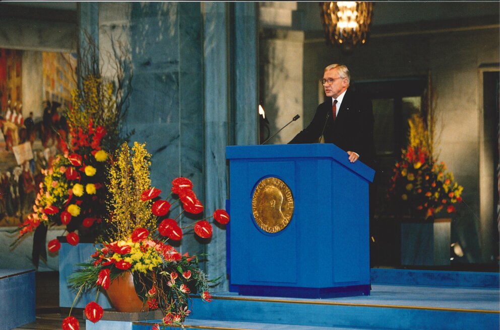 Francis Sejersted delivering his presentation speech