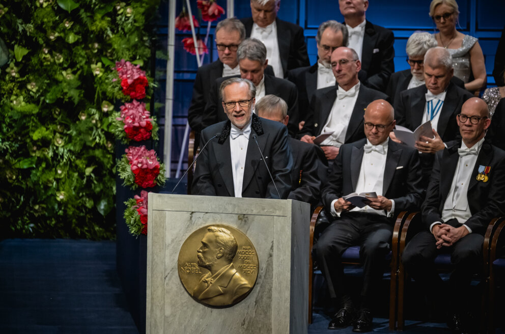 Professor Tore Ellingsen delivering his presentation speech