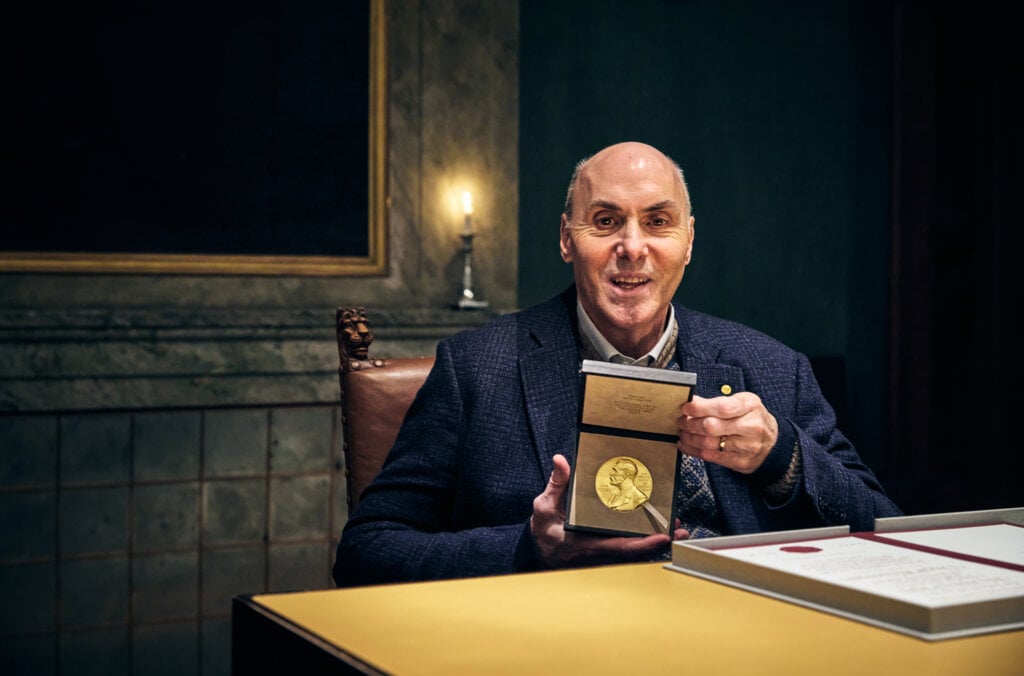 Drew Weissman showing his Nobel Prize medal