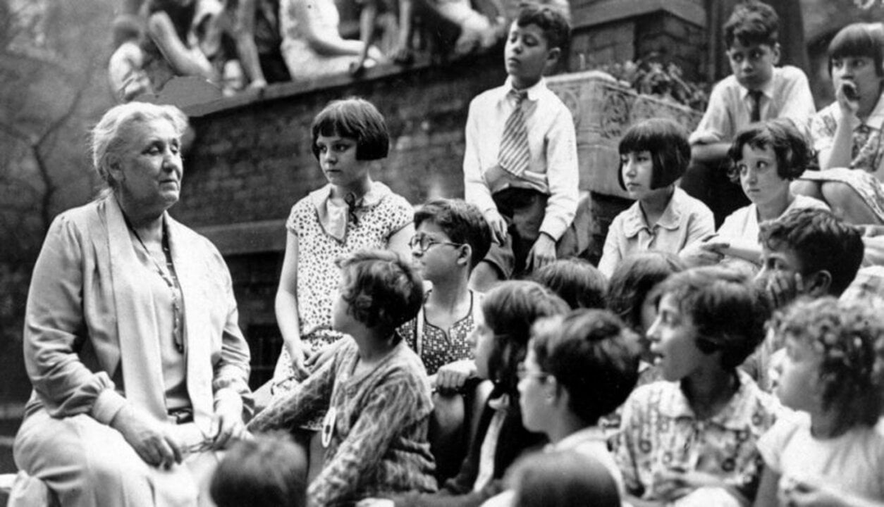 Jane Addams speaks to visitors to the Hull House