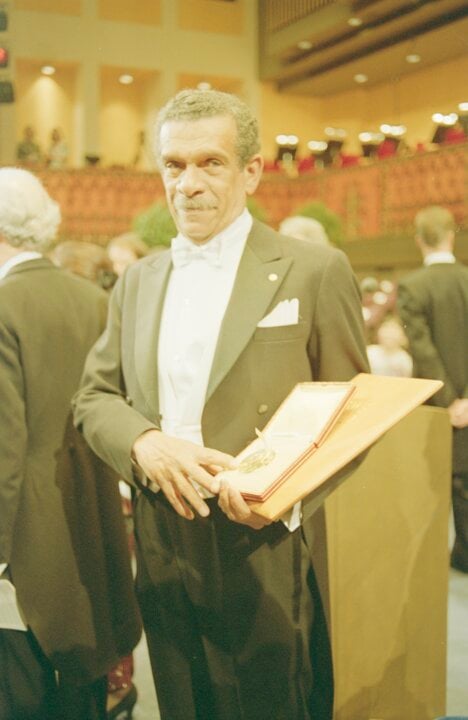 A man showing his Nobel Prize