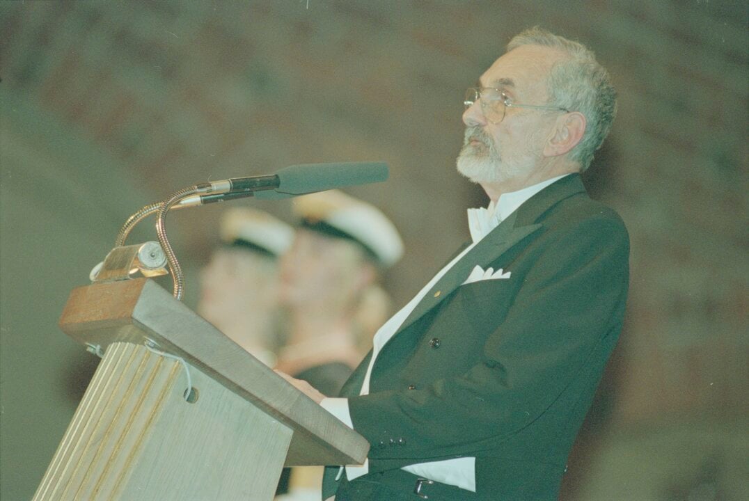 Robert F. Curl delivering his speech of thanks