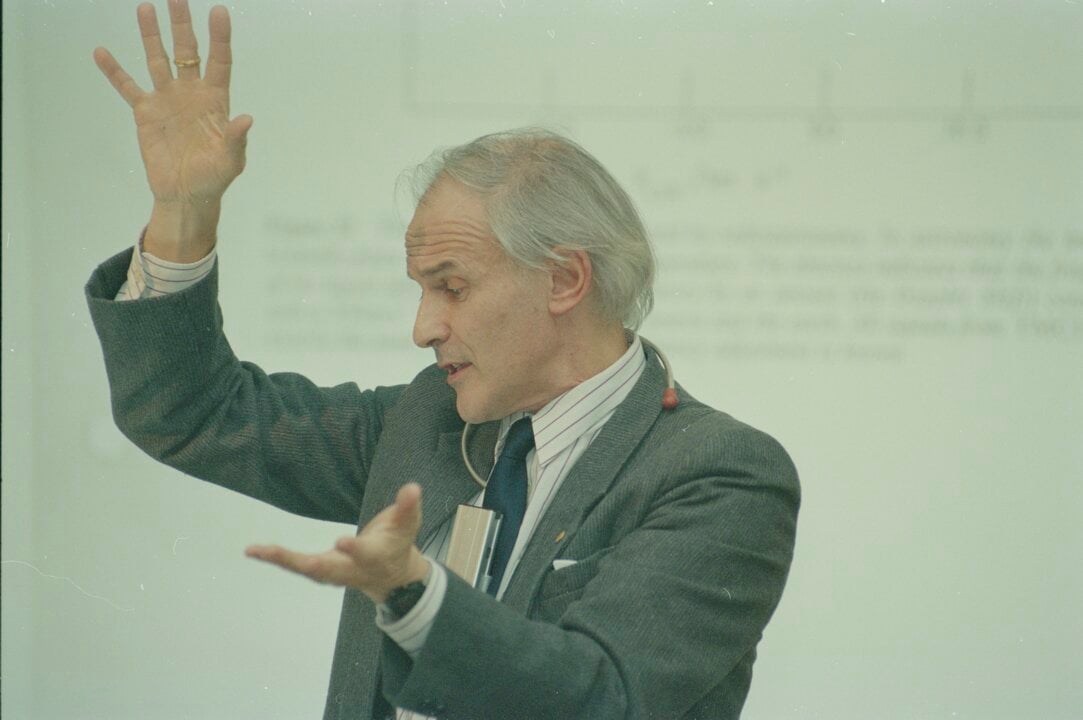 Sir Harold Kroto delivering his Nobel Prize lecture
