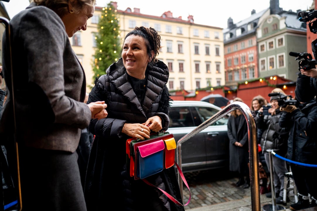 A woman arriving to a museum