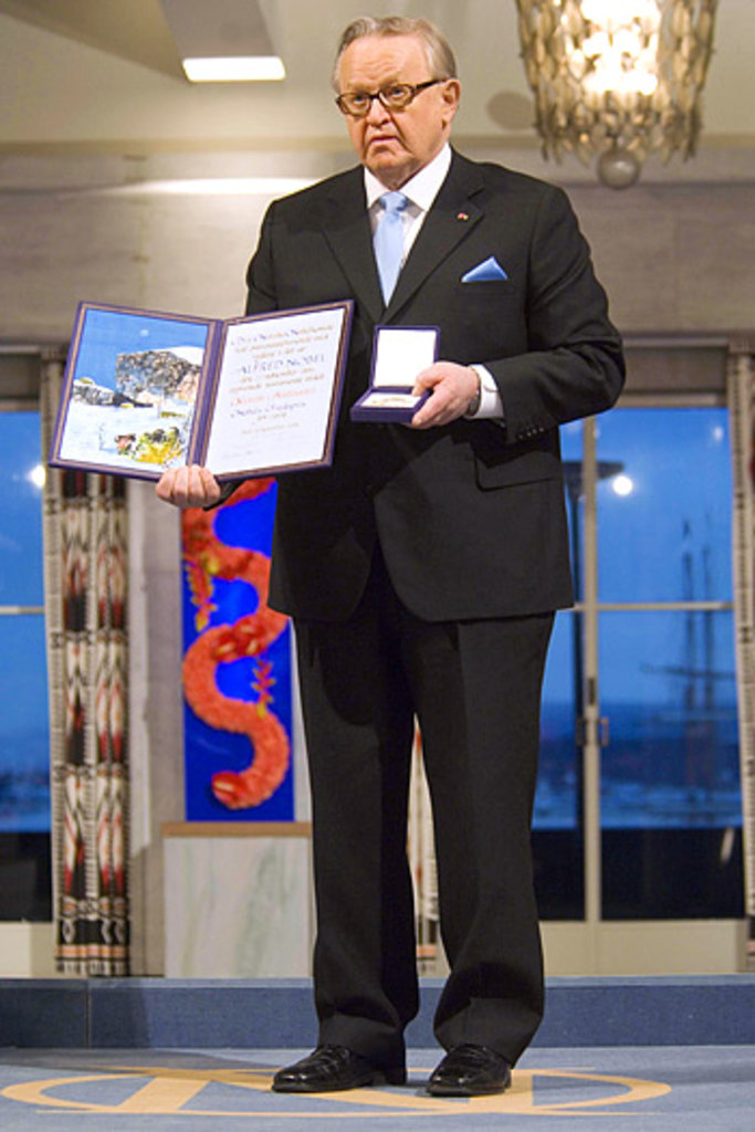 Martti Ahtisaari with his Nobel Peace Prize medal and diploma