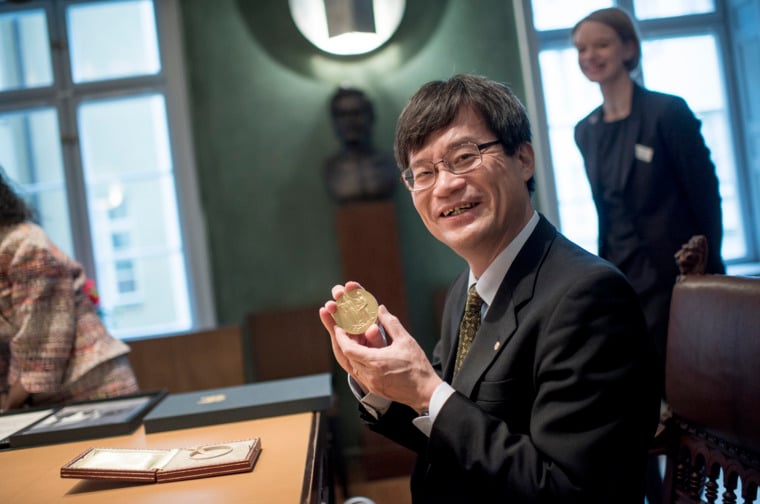 Hiroshi Amano showing his Nobel Medal during his visit to the Nobel Foundation on 12 December 2014.