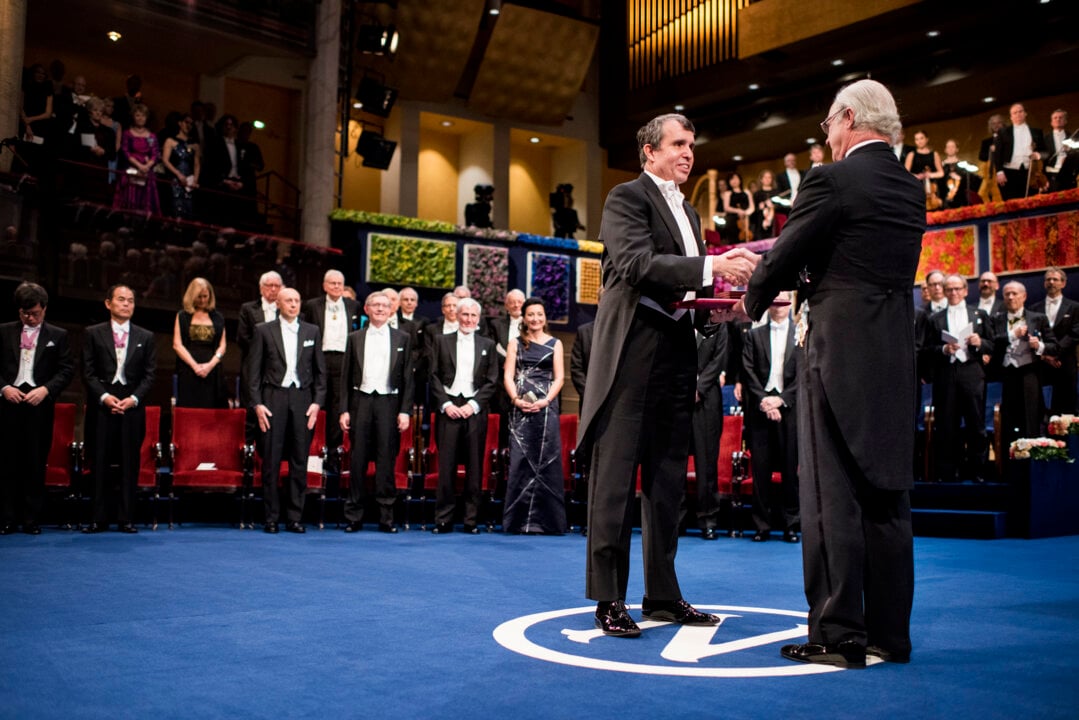 Eric Betzig  receiving his Nobel Prize from His Majesty King Carl XVI Gustaf of Sweden
