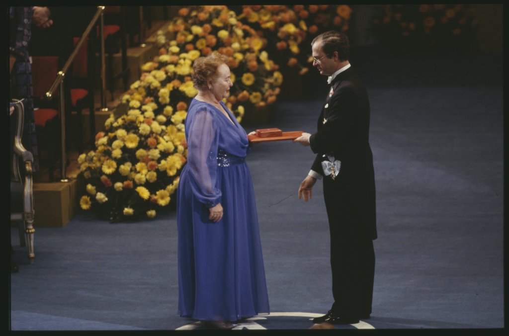 Gertrude B. Elion receiving her Nobel Prize J 0001_ 003