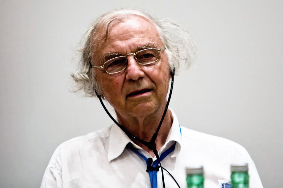 Robert Huber photographed in the middle of a scientific discussion
