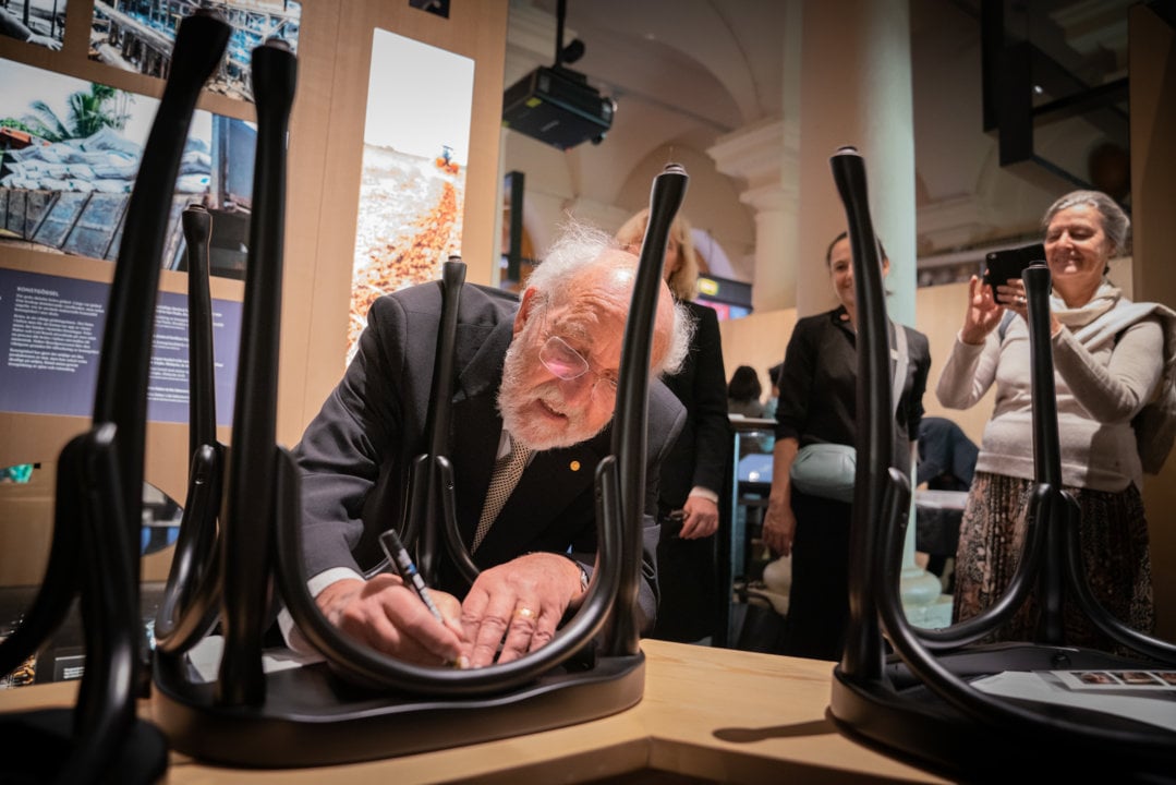 Michel Mayor autographs a chair