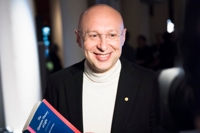Stefan W. Hell presenting his gift to the Nobel Prize Museum's collection
