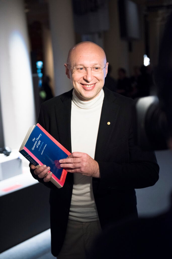 Stefan W. Hell presenting his gift to the Nobel Prize Museum's collection