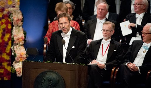 Professor Thomas Perlmann presenterar Nobelpriset i fysiologi eller medicin