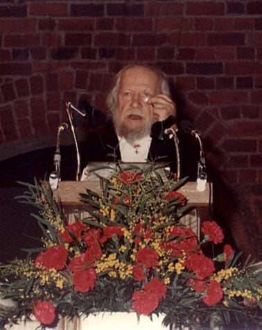 William Golding delivering his banquet speech.