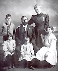 Hemingway family photo, 1909.