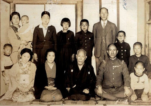 Osamu Shimomura with his father and other family members.