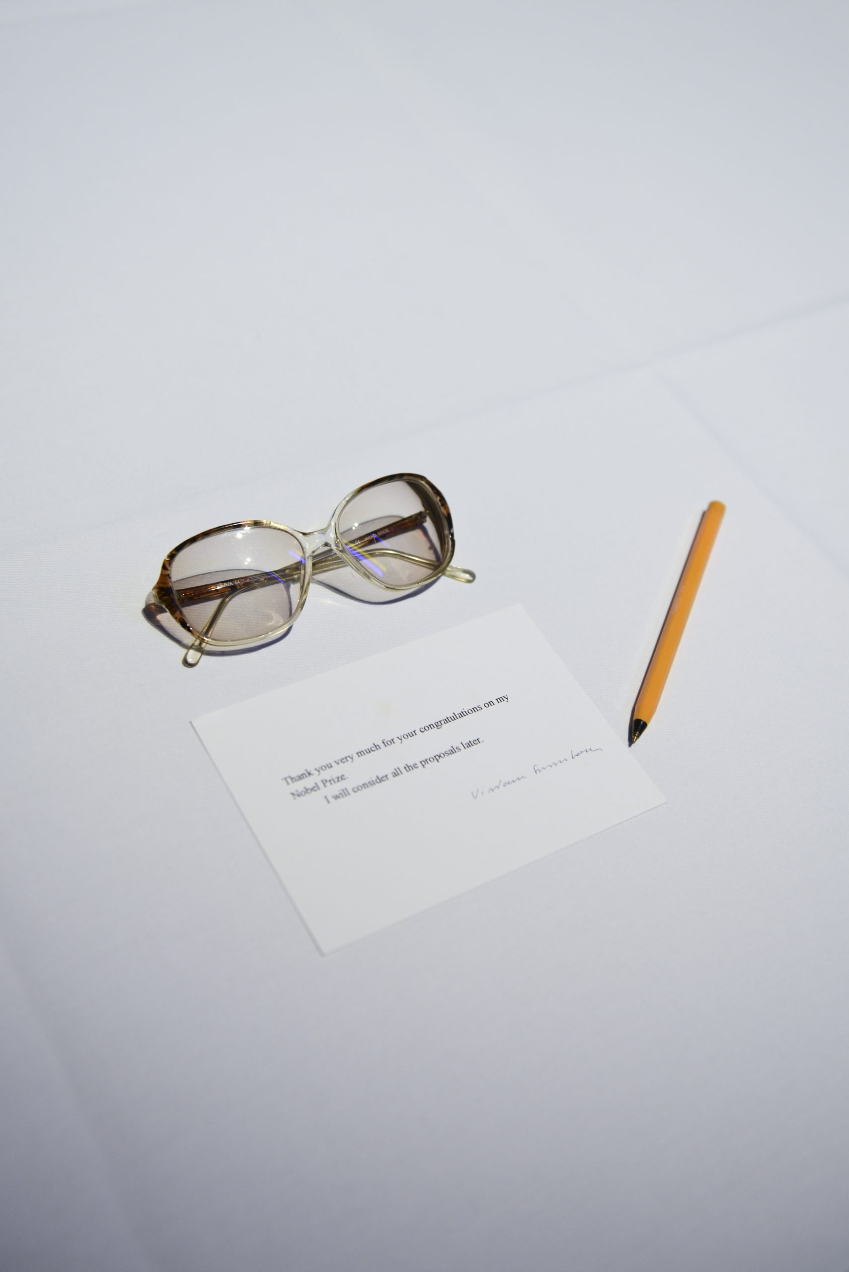 A pair of glasses, a pen and a thank you card from Wisława Szymborska donated to the museum. Photo: Richard von Hofsten